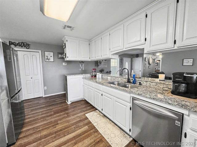 7840 W Wildflower Lane, Hulbert, OK 74441