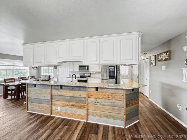 7840 W Wildflower Lane, Hulbert, OK 74441