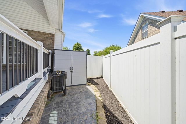 8507 Vancouver Ct, Louisville, KY 40228