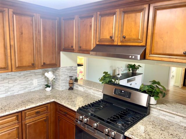 794 Marlin Street, Bayou Vista, TX 77563