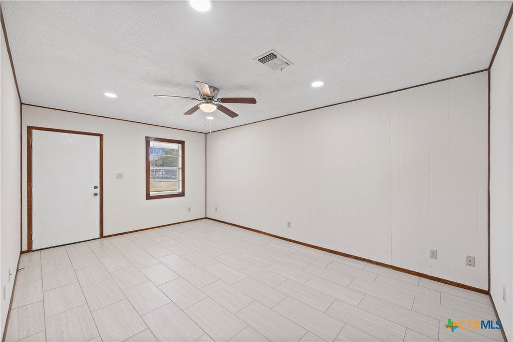 Image 10 of property listing at 710 Courtney Street, Edna, TX 77957