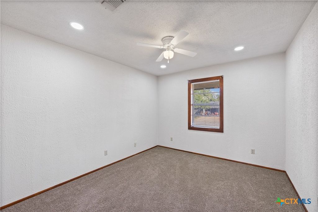 Image 11 of property listing at 710 Courtney Street, Edna, TX 77957