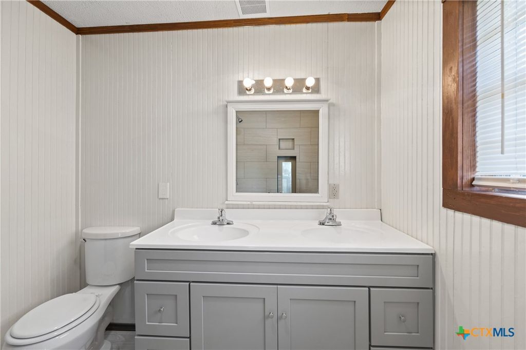 Image 17 of property listing at 710 Courtney Street, Edna, TX 77957