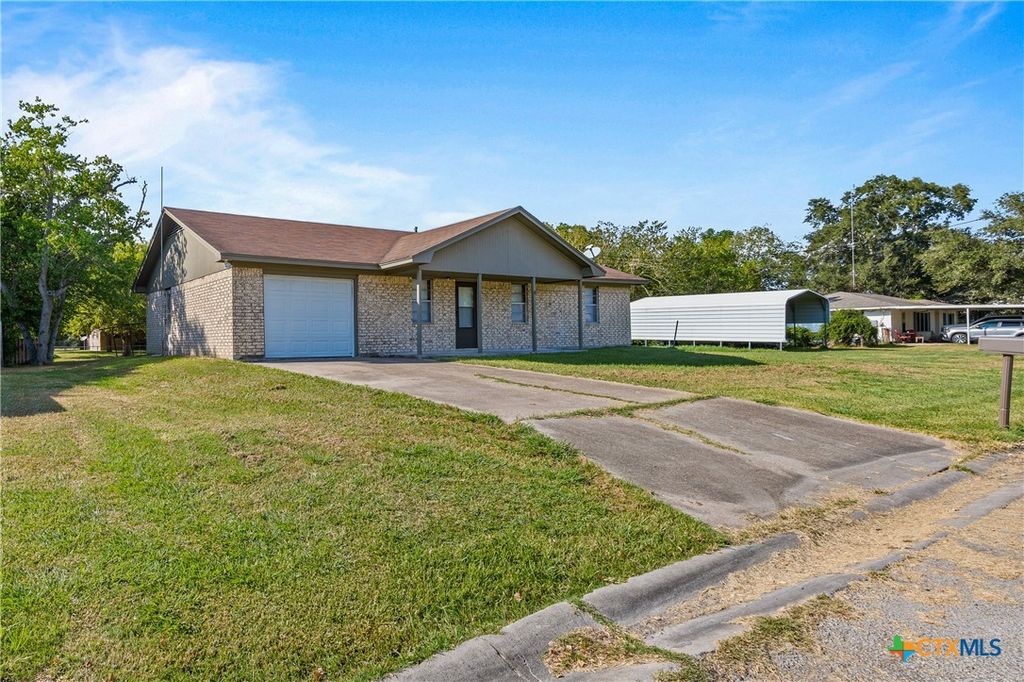 Image 2 of property listing at 710 Courtney Street, Edna, TX 77957