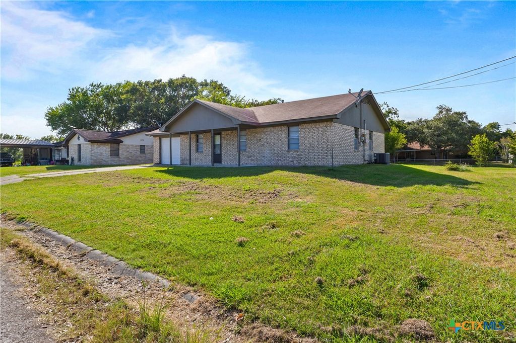 Image 3 of property listing at 710 Courtney Street, Edna, TX 77957