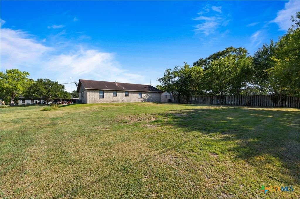 Image 4 of property listing at 710 Courtney Street, Edna, TX 77957