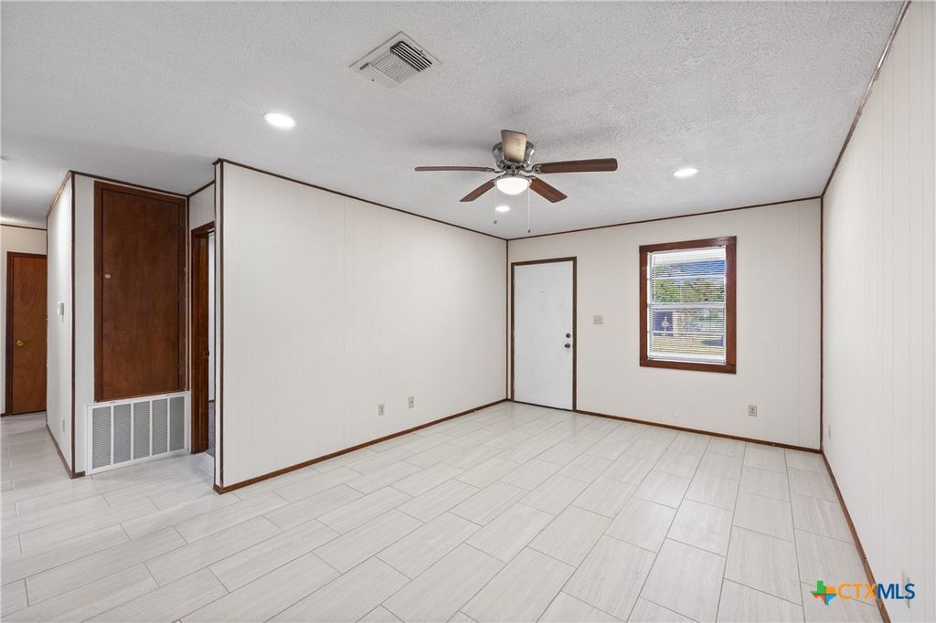 Image 5 of property listing at 710 Courtney Street, Edna, TX 77957
