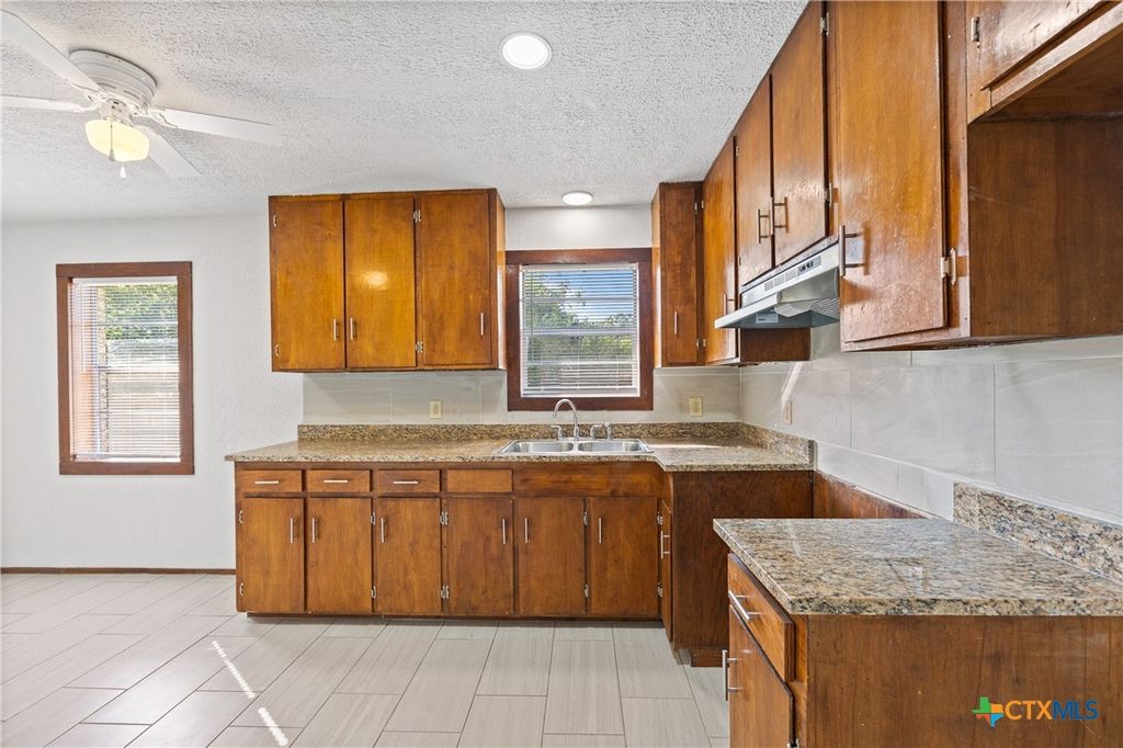 Image 6 of property listing at 710 Courtney Street, Edna, TX 77957