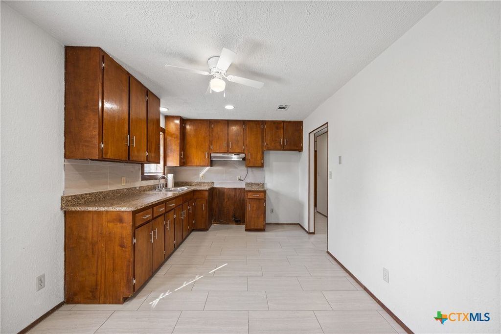 Image 7 of property listing at 710 Courtney Street, Edna, TX 77957