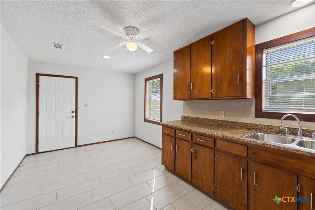 Image 9 of property listing at 710 Courtney Street, Edna, TX 77957