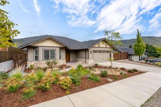 908 NW Bishop Street, Grants Pass, OR 97526