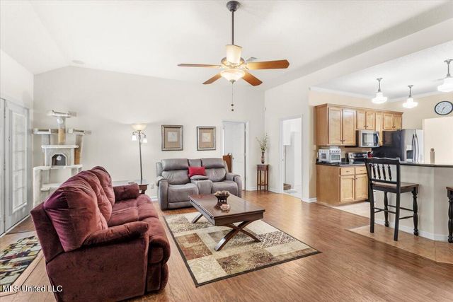 9512 Live Oak Avenue, Ocean Springs, MS 39564