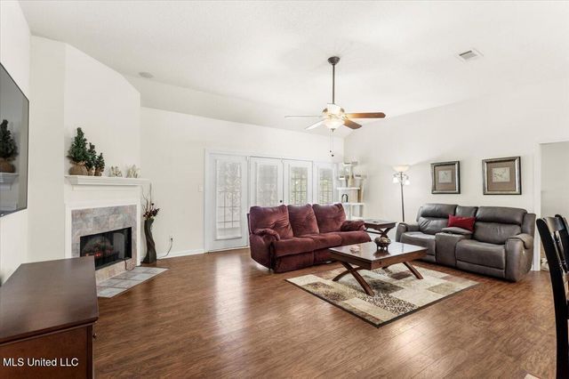 9512 Live Oak Avenue, Ocean Springs, MS 39564
