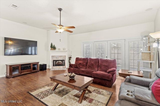 9512 Live Oak Avenue, Ocean Springs, MS 39564