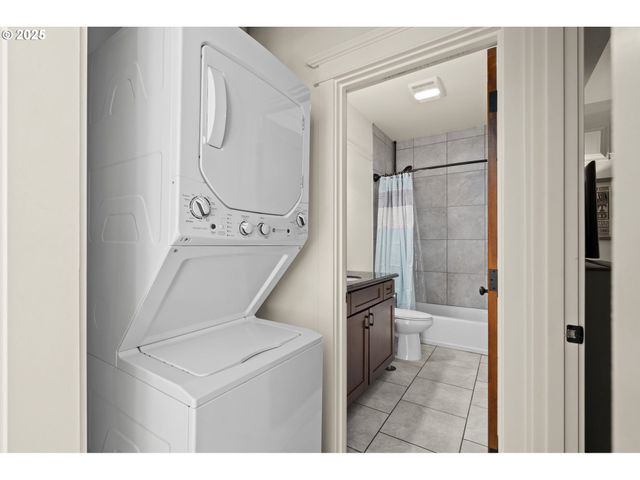 6928 Se RAYMOND Ct 1, Portland, OR 97206