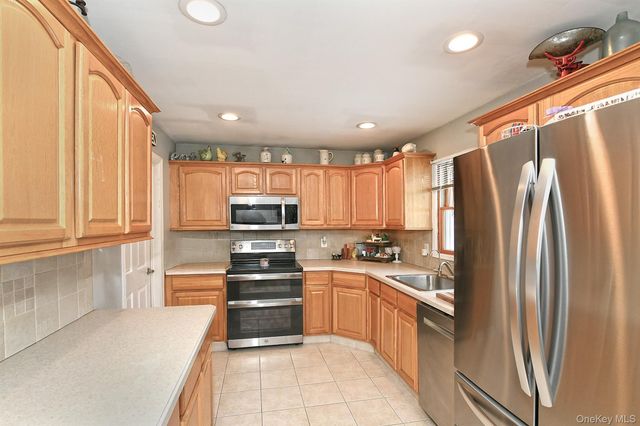 18 Vassar Lane, Hicksville, NY 11801