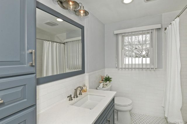 18 Vassar Lane, Hicksville, NY 11801