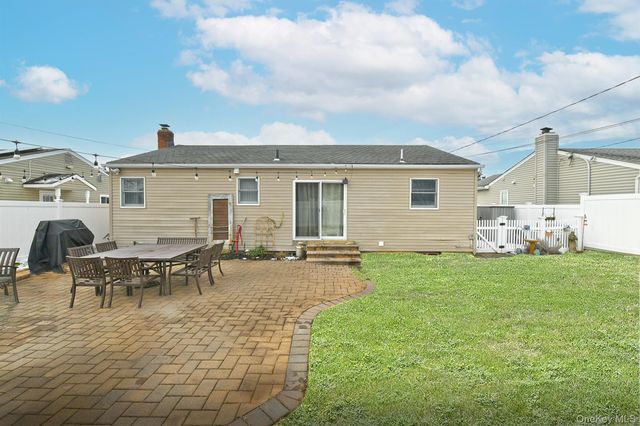 18 Vassar Lane, Hicksville, NY 11801