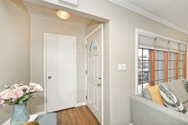 18 Vassar Lane, Hicksville, NY 11801