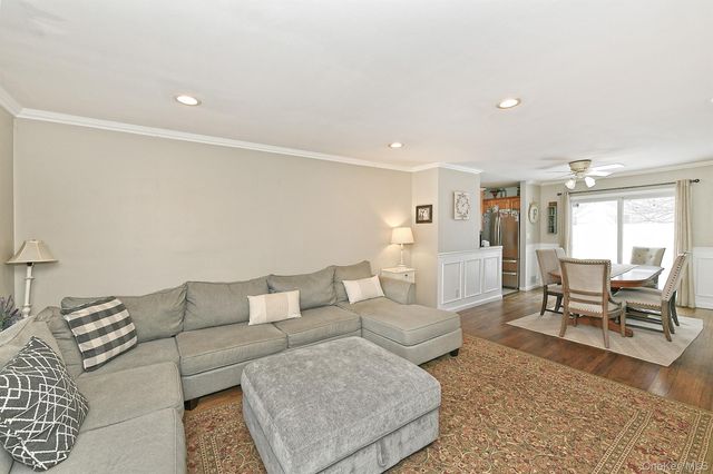 18 Vassar Lane, Hicksville, NY 11801