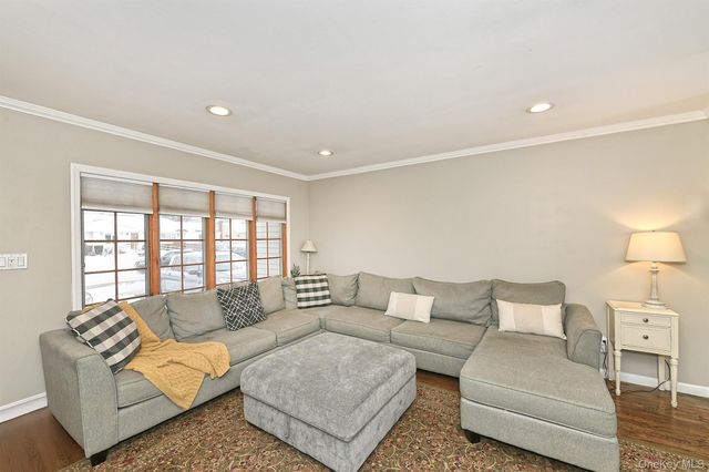 18 Vassar Lane, Hicksville, NY 11801