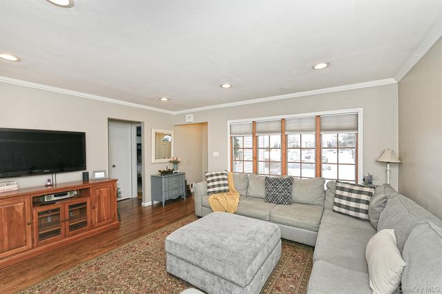 18 Vassar Lane, Hicksville, NY 11801