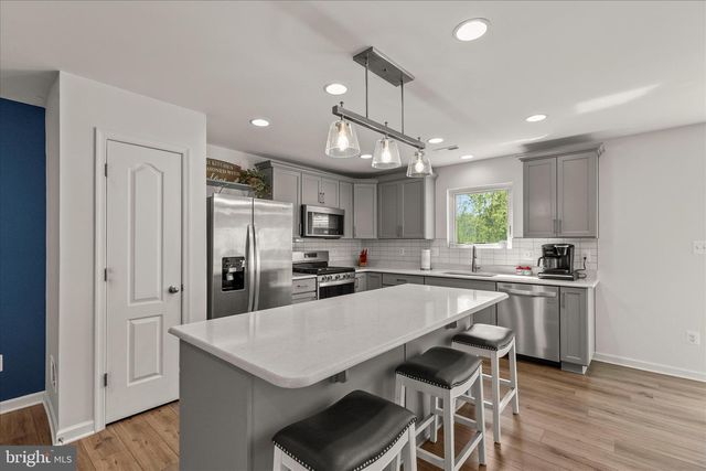 18 CHESTERFIELD RD, New Oxford, PA 17350