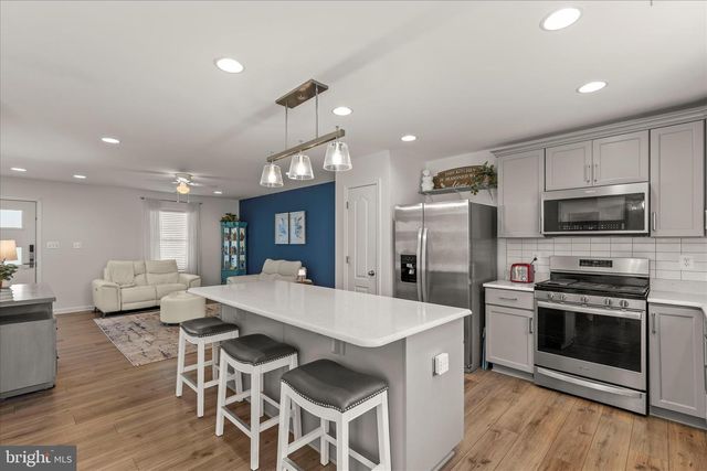 18 CHESTERFIELD RD, New Oxford, PA 17350