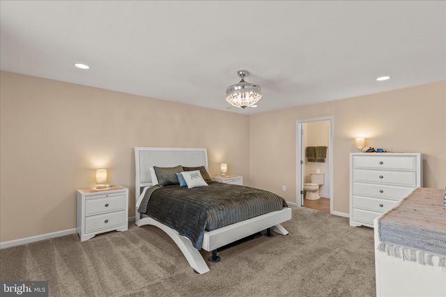 18 CHESTERFIELD RD, New Oxford, PA 17350