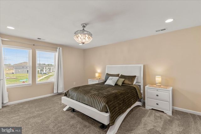 18 CHESTERFIELD RD, New Oxford, PA 17350