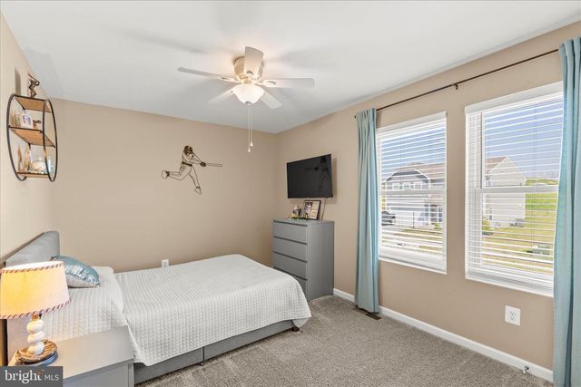 18 CHESTERFIELD RD, New Oxford, PA 17350