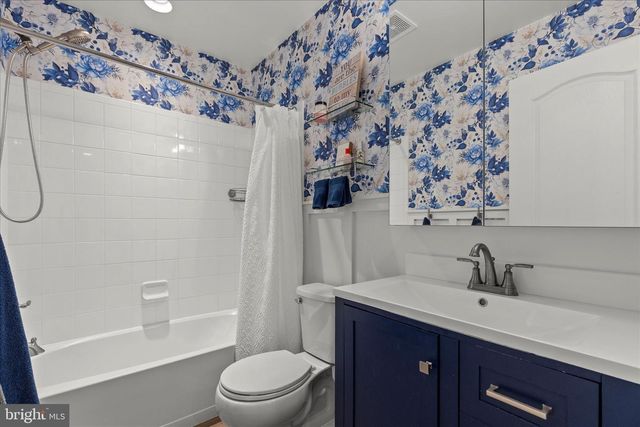 18 CHESTERFIELD RD, New Oxford, PA 17350
