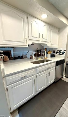 220 Rockingham DR, Newport News, VA 23601