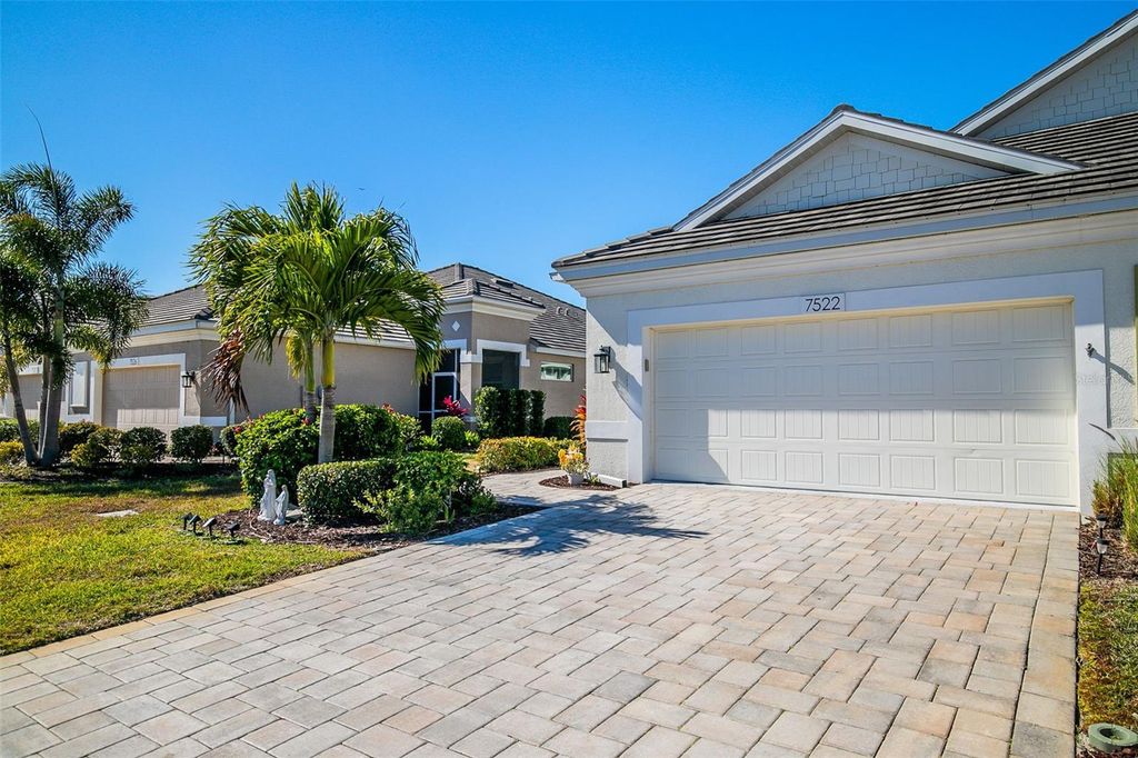 Image 8 of property listing at 7522 CAMPUS COVE, Sarasota, FL 34243