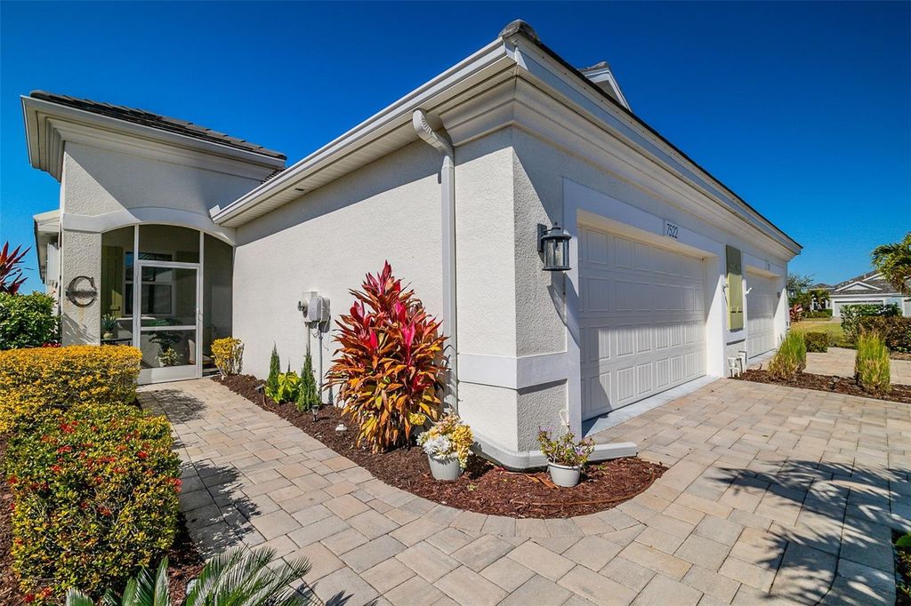 Image 9 of property listing at 7522 CAMPUS COVE, Sarasota, FL 34243