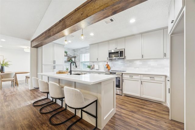 220 Oakwood Street, League City, TX 77573