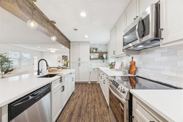 220 Oakwood Street, League City, TX 77573