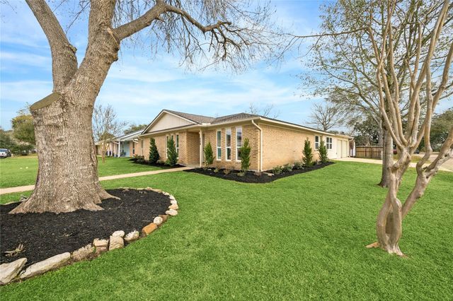 220 Oakwood Street, League City, TX 77573