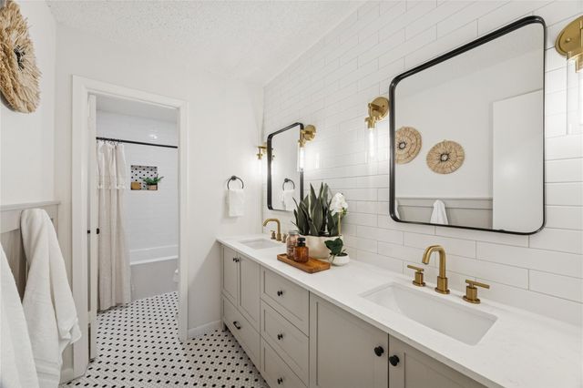 220 Oakwood Street, League City, TX 77573