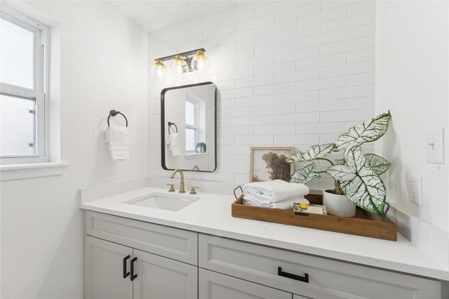 220 Oakwood Street, League City, TX 77573