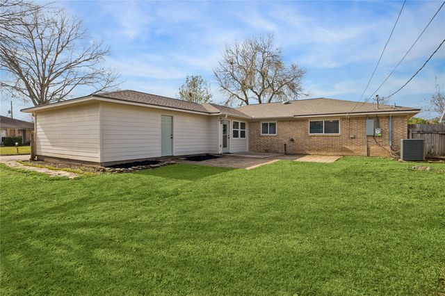 220 Oakwood Street, League City, TX 77573