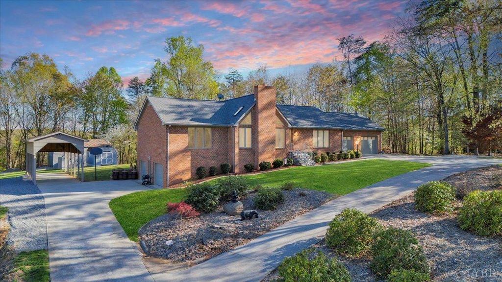 Image 1 of property listing at 122 Baymeadow Lane, Vinton, VA 24179