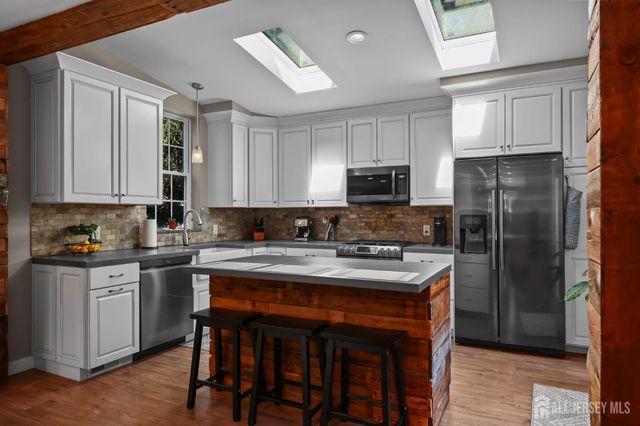 7 Lake Avenue, Helmetta, NJ 08828