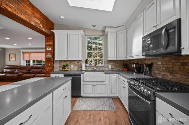 7 Lake Avenue, Helmetta, NJ 08828