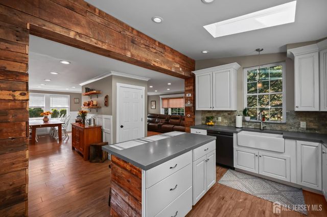 7 Lake Avenue, Helmetta, NJ 08828