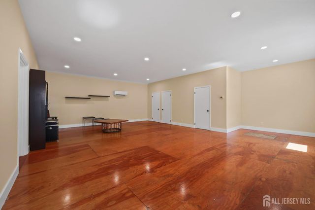 7 Lake Avenue, Helmetta, NJ 08828