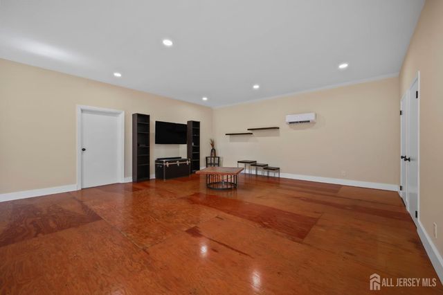 7 Lake Avenue, Helmetta, NJ 08828