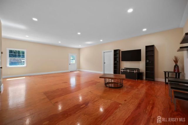 7 Lake Avenue, Helmetta, NJ 08828