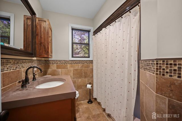 7 Lake Avenue, Helmetta, NJ 08828