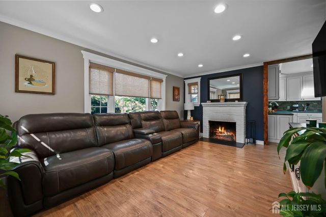 7 Lake Avenue, Helmetta, NJ 08828